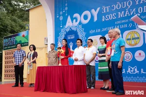 A Sea of Serenity: 2,000 Yoga Enthusiasts Gather for Mass Performance in Hanoi - image 7