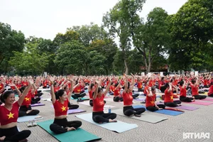 A Sea of Serenity: 2,000 Yoga Enthusiasts Gather for Mass Performance in Hanoi - image 2