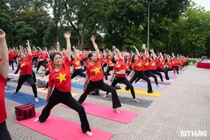 A Sea of Serenity: 2,000 Yoga Enthusiasts Gather for Mass Performance in Hanoi - image 8