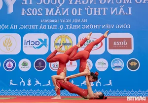 A Sea of Serenity: 2,000 Yoga Enthusiasts Gather for Mass Performance in Hanoi - image 6