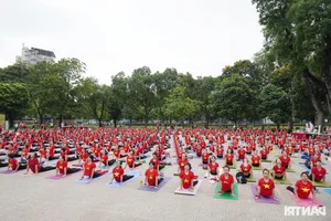 A Sea of Serenity: 2,000 Yoga Enthusiasts Gather for Mass Performance in Hanoi - image 10