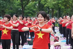 A Sea of Serenity: 2,000 Yoga Enthusiasts Gather for Mass Performance in Hanoi - image 4