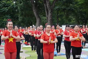 A Sea of Serenity: 2,000 Yoga Enthusiasts Gather for Mass Performance in Hanoi - image 3