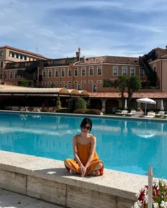 Song Hye Kyo Style Guide: Achieving Minimalist and Attractive Travel Outfits - image 5