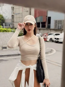 Fitness Inspiration: How This First-Generation Style Icon Maintains a Perfect Physique Through Dedicated Sports Training - image 0