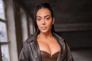 Georgina Rodriguez Dominates Paris Fashion Week: A High-Fashion Tribute to Ronaldo - image 5