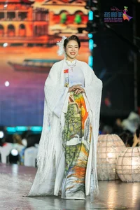 Vietnamese Beauty Queens Shine in Designer Viet Hung's Elegant Ao Dai Collection - image 4