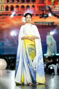 Vietnamese Beauty Queens Shine in Designer Viet Hung's Elegant Ao Dai Collection - image 1