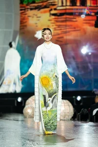 Vietnamese Beauty Queens Shine in Designer Viet Hung's Elegant Ao Dai Collection - image 6