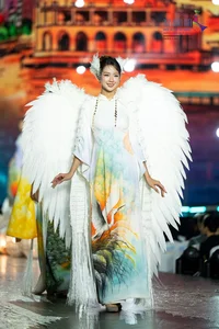 Vietnamese Beauty Queens Shine in Designer Viet Hung's Elegant Ao Dai Collection - image 2