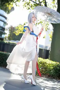 Coser Feng Jiang Jiang V as Shenhe Genshin Impact: Ethereal Beauty in a Captivating Outdoor Shoot - image 9
