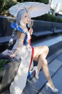 Coser Feng Jiang Jiang V as Shenhe Genshin Impact: Ethereal Beauty in a Captivating Outdoor Shoot - image 7