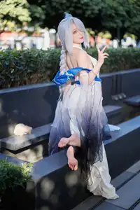 Coser Feng Jiang Jiang V as Shenhe Genshin Impact: Ethereal Beauty in a Captivating Outdoor Shoot - image 11