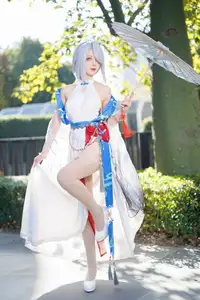 Coser Feng Jiang Jiang V as Shenhe Genshin Impact: Ethereal Beauty in a Captivating Outdoor Shoot - image 4