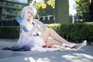 Coser Feng Jiang Jiang V as Shenhe Genshin Impact: Ethereal Beauty in a Captivating Outdoor Shoot - image 8