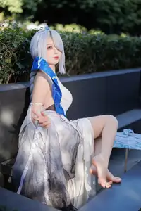 Coser Feng Jiang Jiang V as Shenhe Genshin Impact: Ethereal Beauty in a Captivating Outdoor Shoot - image 5