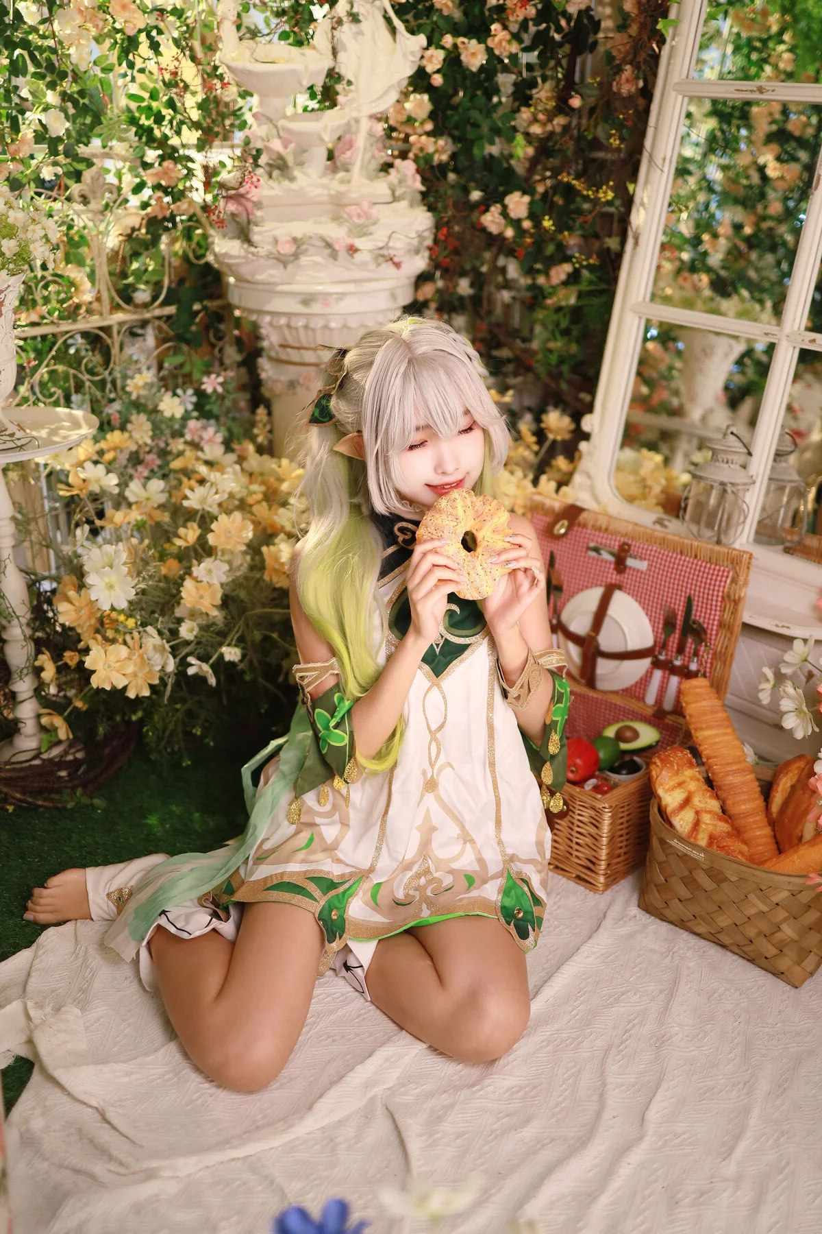 Ethereal Wisdom: Mumu Momo Captures the Divine Essence of Nahida in Stunning Cosplay