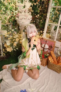 Ethereal Wisdom: Mumu Momo Captures the Divine Essence of Nahida in Stunning Cosplay - image 0