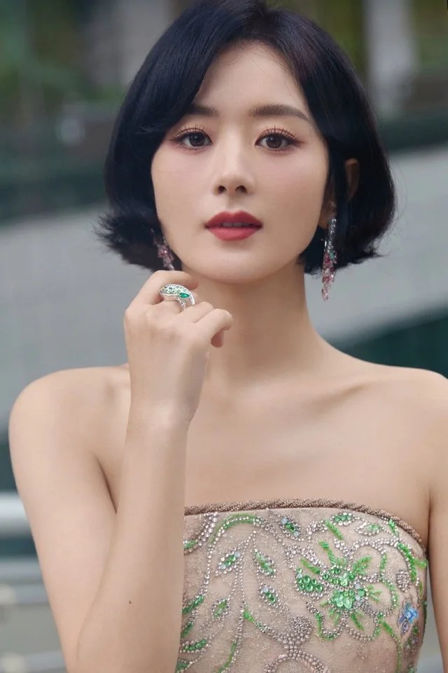 Zhao Liying Stuns in New High-Fashion Gallery Showcasing Timeless Elegance