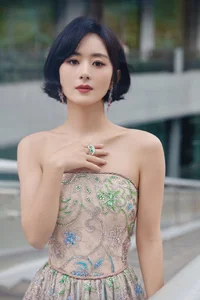 Zhao Liying Stuns in New High-Fashion Gallery Showcasing Timeless Elegance - image 2