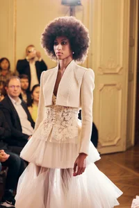 Thuy Ngan Shines as Vedette at Paris Fashion Week 2024: A Milestone for Vietnamese Fashion - image 3