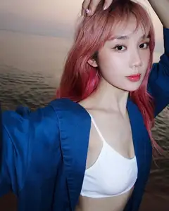 Streamer Mina Young's Beauty Amidst Faker Standee Controversy: What's the Truth? - image 2
