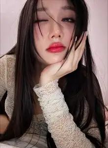 Streamer Mina Young's Beauty Amidst Faker Standee Controversy: What's the Truth? - image 4