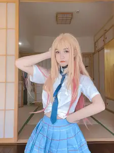 Captivating Kitagawa Marin Cosplay by 不呆猫: Your Favorite Waifu Comes to Life! - image 13
