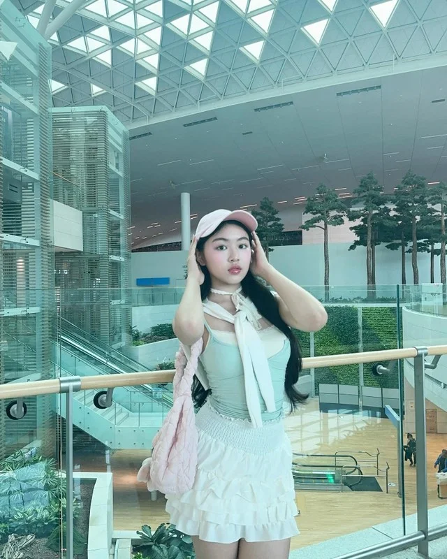 Quyen Linh's Daughter Stuns with Goddess-Like Beauty at the Airport