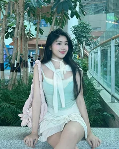 Quyen Linh's Daughter Stuns with Goddess-Like Beauty at the Airport - image 1