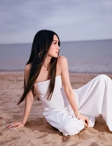 Irene Wan Stuns in Bikini Showcasing Her Incredible 58cm Waistline at the Beach - image 1