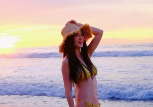 Irene Wan Stuns in Bikini Showcasing Her Incredible 58cm Waistline at the Beach - image 2