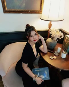 Bold and Minimalist: The Rise of the No-Bra Fashion Trend as Seen on International Style Influencers - image 5