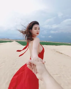 Bold and Minimalist: The Rise of the No-Bra Fashion Trend as Seen on International Style Influencers - image 1