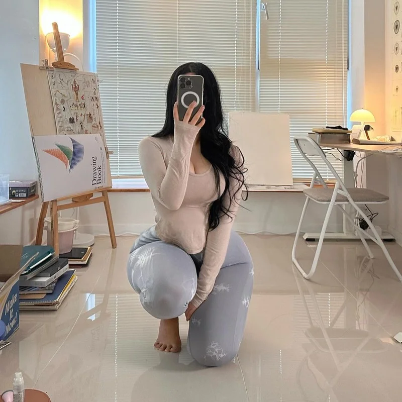 Navigating Social Media Trends: The Debate Over Bold Fitness Photography and Influencer Aesthetics