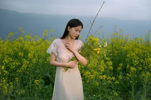 Ethereal Beauty: Xiao Yue Amidst Rapeseed Blooms in Art Language Vol.8948 - image 18