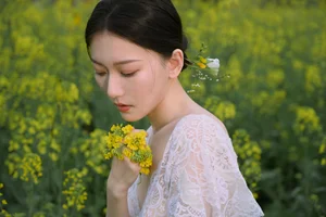 Ethereal Beauty: Xiao Yue Amidst Rapeseed Blooms in Art Language Vol.8948 - image 12