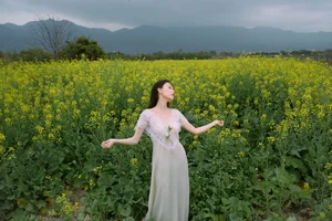 Ethereal Beauty: Xiao Yue Amidst Rapeseed Blooms in Art Language Vol.8948 - image 9