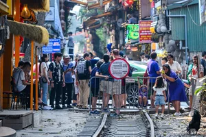 The Quiet Side of Hanoi Train Street: Tourism After Safety Inspections - image 7