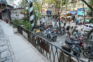 The Quiet Side of Hanoi Train Street: Tourism After Safety Inspections - image 6