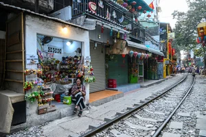 The Quiet Side of Hanoi Train Street: Tourism After Safety Inspections - image 2