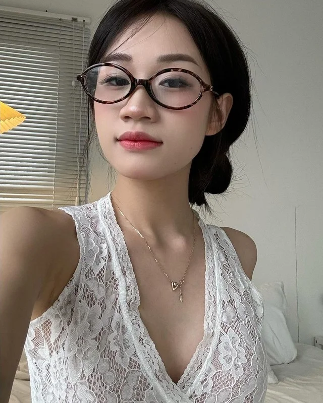 The Rise of Secretary Style Glasses: A Chic Eyewear Trend Sweeping Modern Fashion