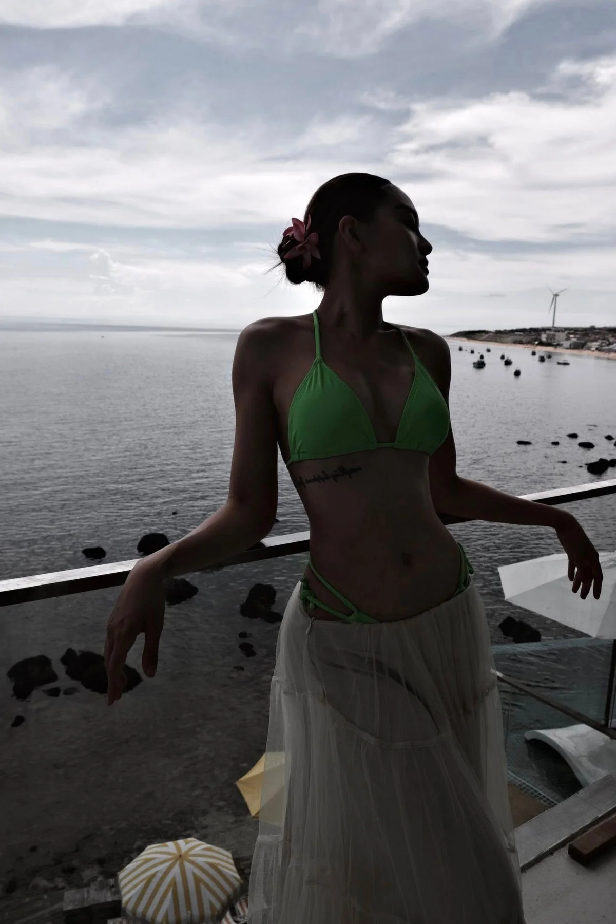 Bo Tu 10A8 Star Ignites Summer with Bold and Trendy Bikini Photoshoot