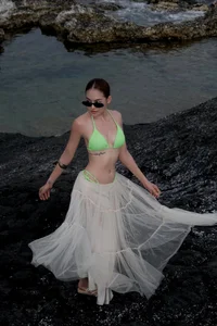 Bo Tu 10A8 Star Ignites Summer with Bold and Trendy Bikini Photoshoot - image 5