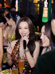 Huyen Baby Redefines Red Carpet Elegance in a Stunning Shimmering Evening Gown - image 7