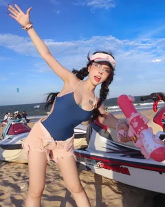 Viral Zoo Fashion: Identifying the Influencer in the Bold Summer Look - image 3