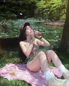 Viral Zoo Fashion: Identifying the Influencer in the Bold Summer Look - image 2