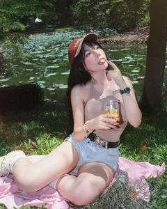 Viral Zoo Fashion: Identifying the Influencer in the Bold Summer Look - image 7