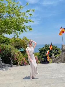 Huyen Lizzie’s Vacation Style: Chic and Short Dress Inspiration for Travel - image 3