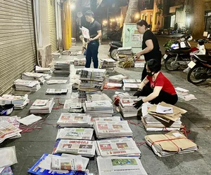 The Secret Early Morning Newspaper Market: A Glimpse into Traditional Hanoi Life - image 6